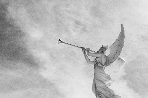 En Hij zal Zijn engelen uitzenden met een bazuin van groot geluid